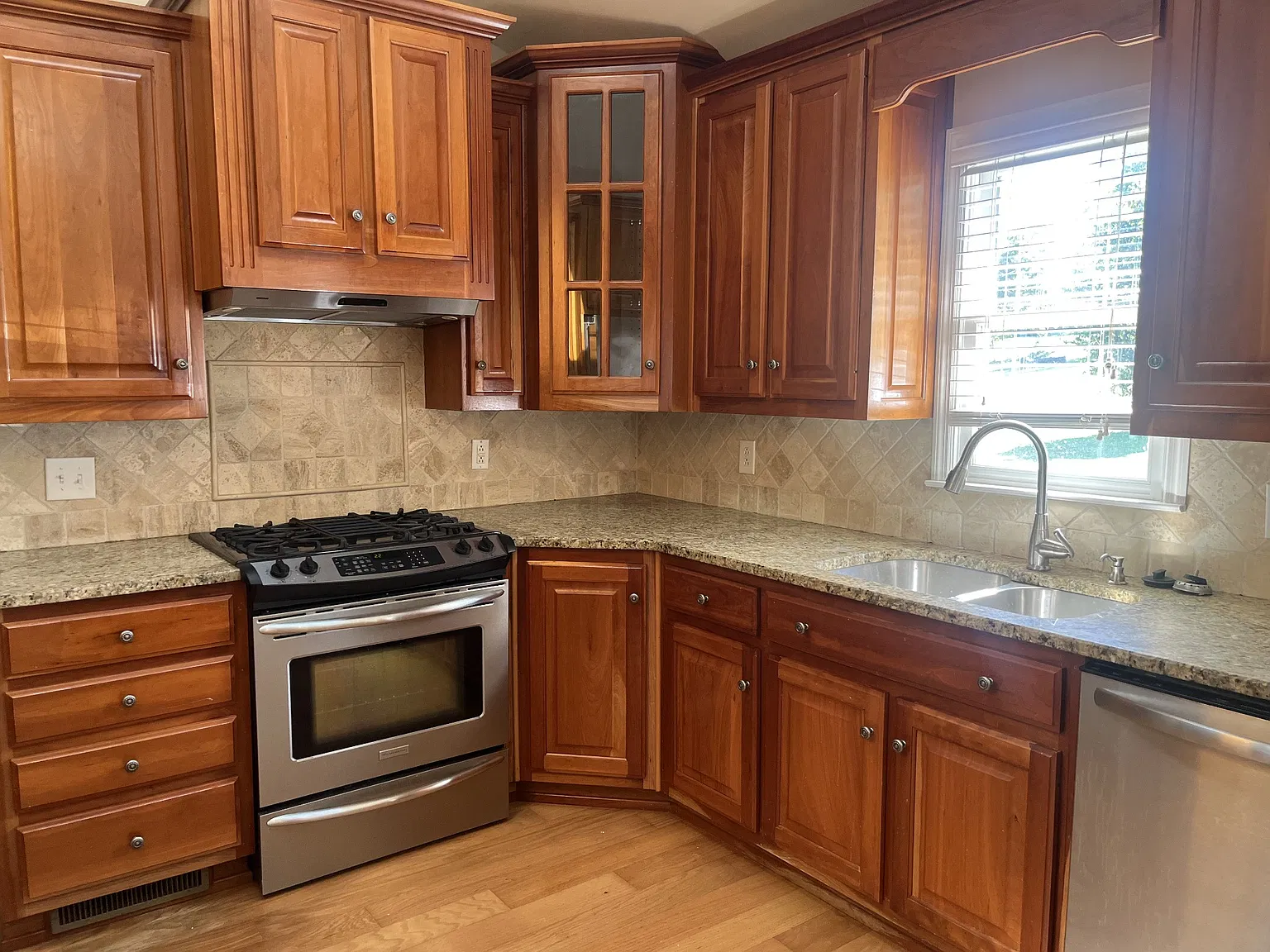 3 bed, 1.0 bath, 1202 sqft, $1,600 — Photo 4