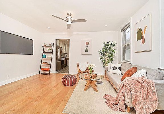 5th image of 909 E 40th St #2