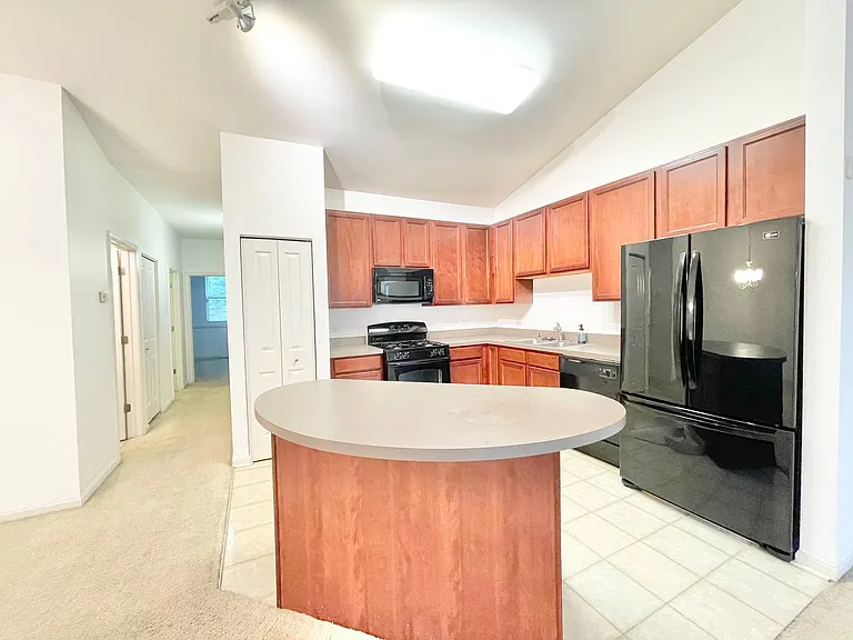 786 Four Seasons Blvd — Photo 3