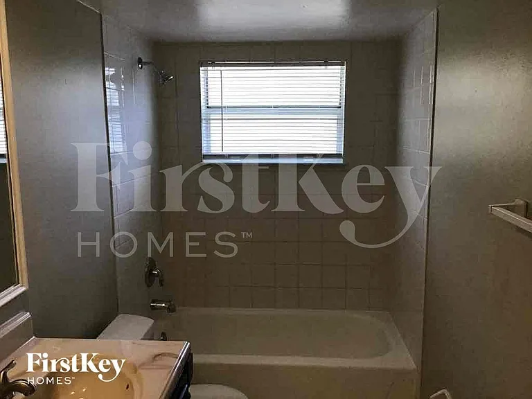 613 Brittany Ct — Photo 17