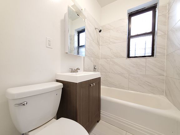4th image of 166 Jewett Ave #25E