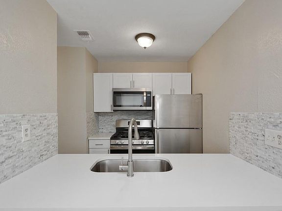 5th image of 1914 Hearthstone Dr APT A