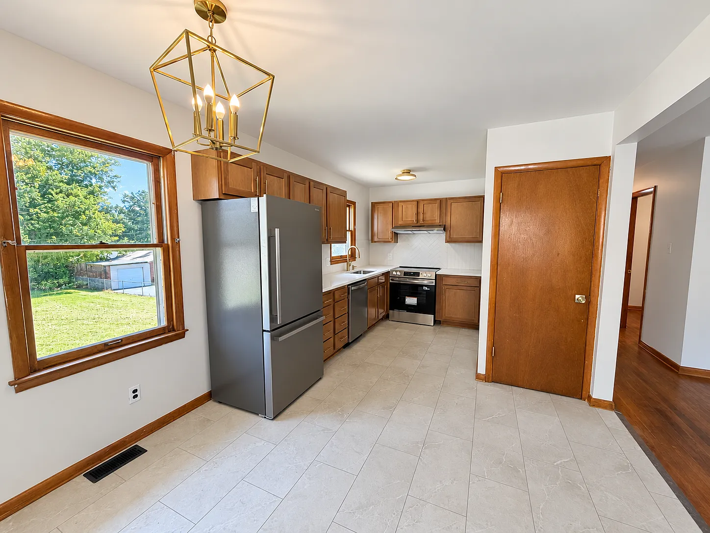 3 bed, 975 sqft, $1,875 — Photo 3