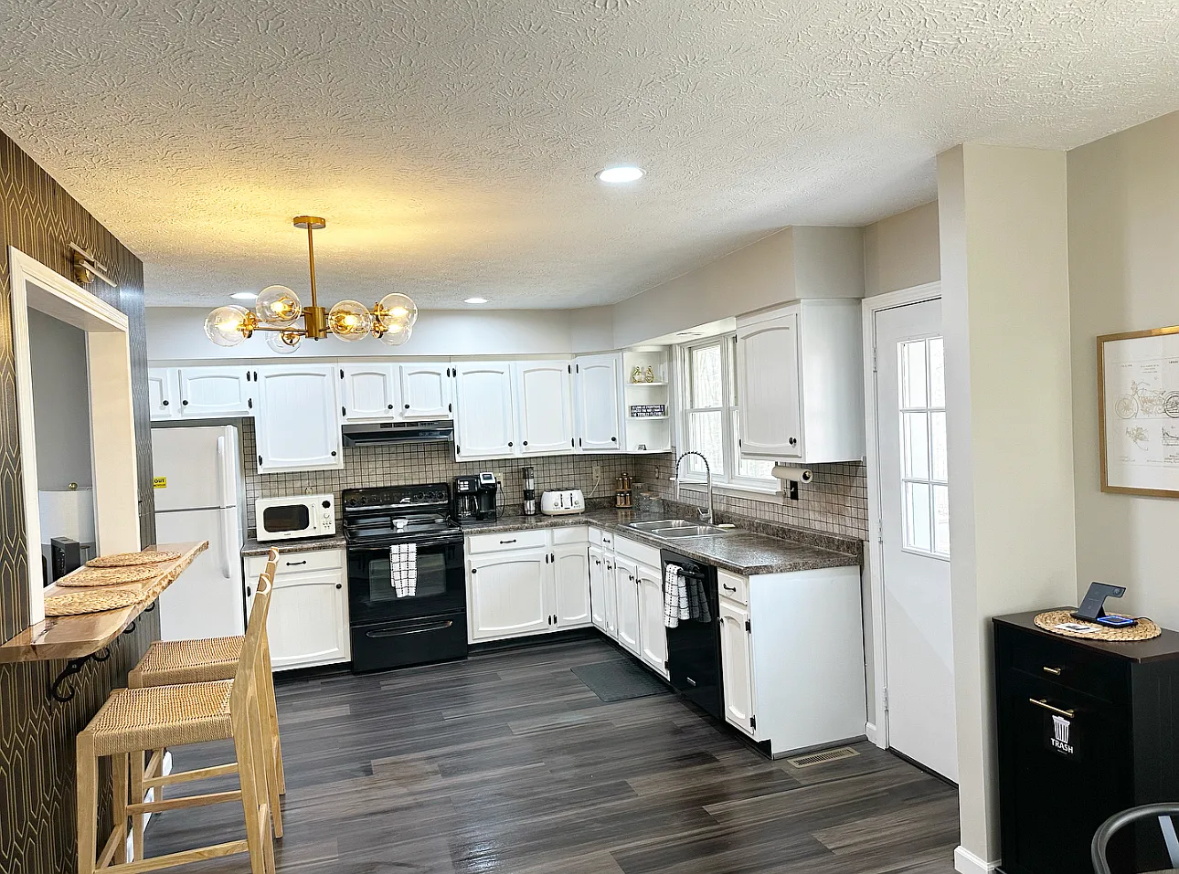 3 bed, 2.5 bath, 2400 sqft, $3,595 — Photo 3