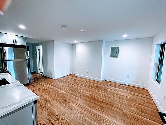 4th image of 259 Tompkins Ave #2