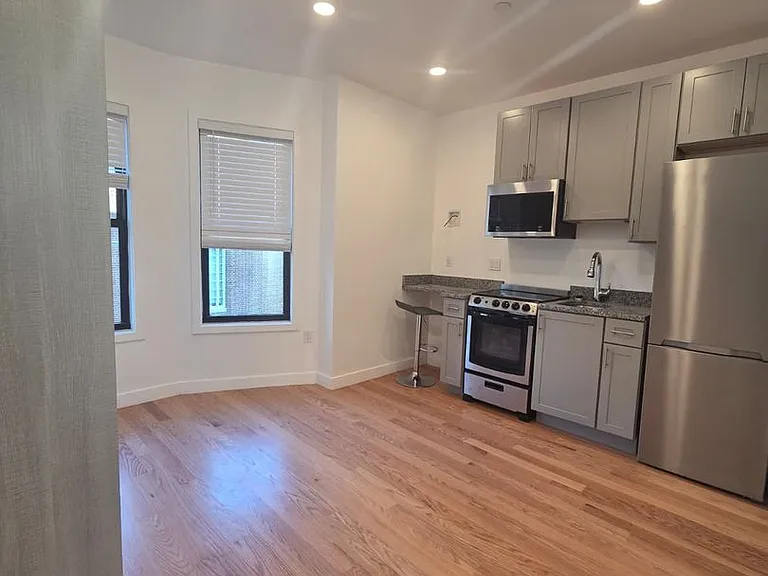 165 Hawthorne — Photo 16