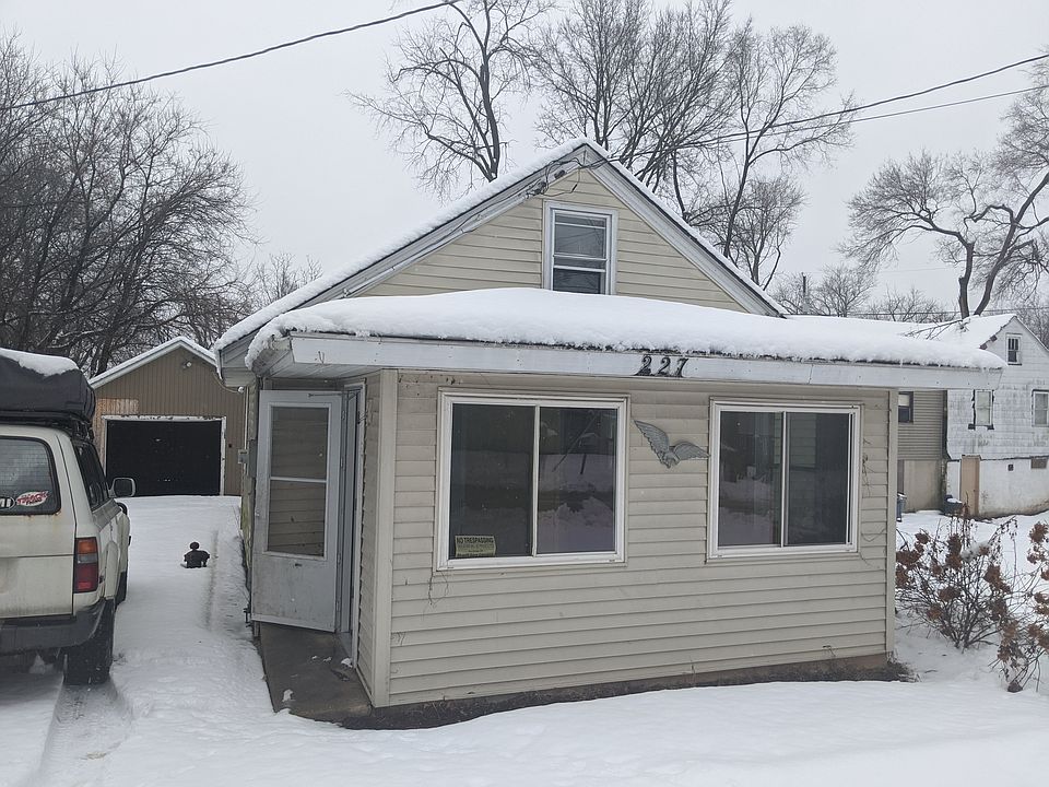 1st image of 227 Woodrow St