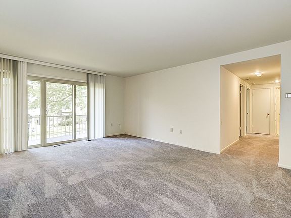 LivingRm w/Access to Balcony