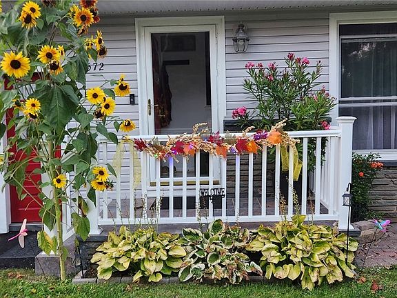 3rd image of 1572 Scribner Rd