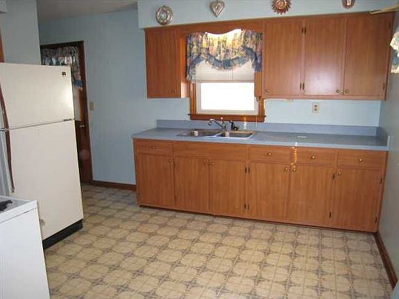 4th image of 7803 Poinsettia Dr
