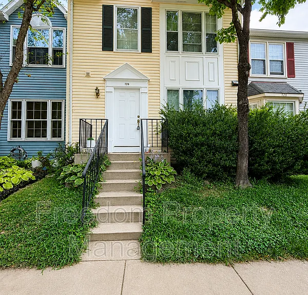 726 Pine Tree Ct — Photo 1