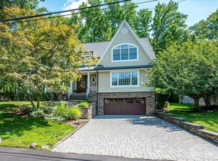 4 Edgewood Rd, Edison, NJ 08820