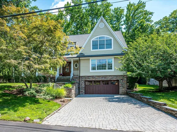 4 Edgewood Rd, Edison, NJ 08820