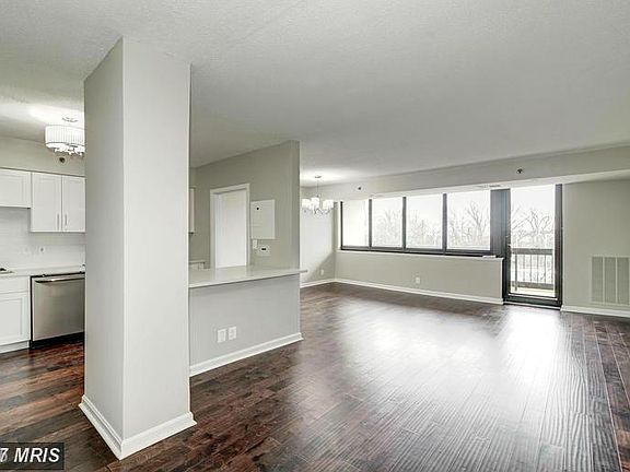 3rd image of 1805 Crystal Dr APT 307S