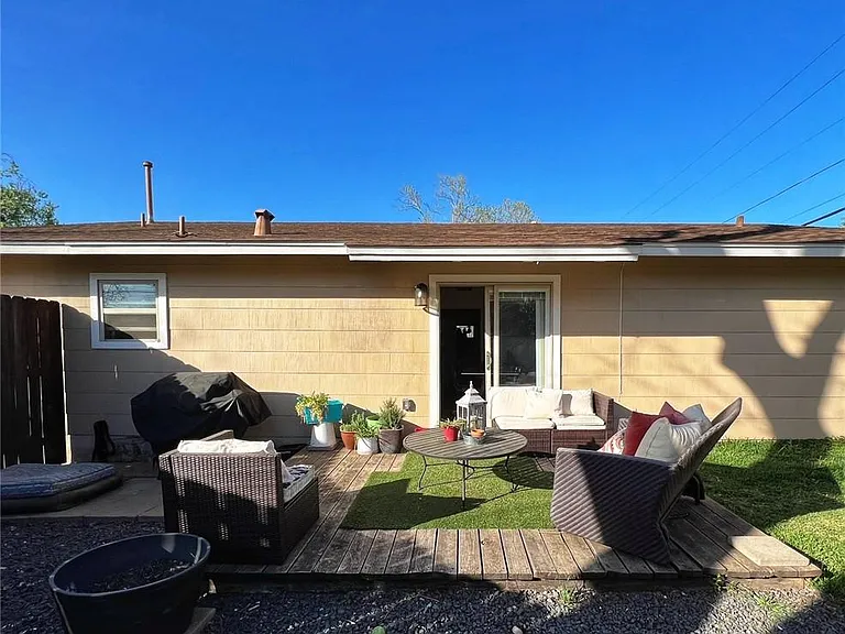 1807 Barbara St — Photo 4