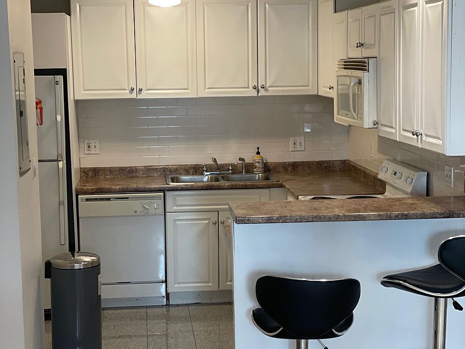 Kitchen with Breakfast Bar