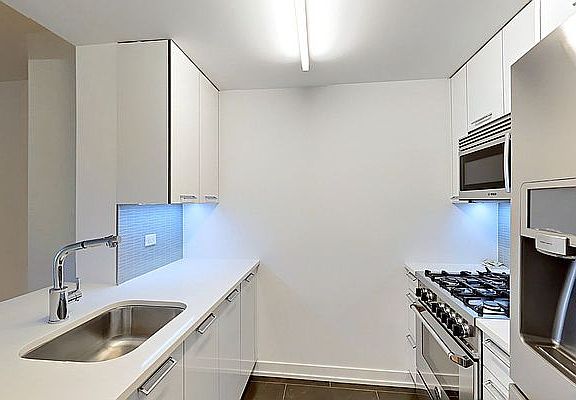 4th image of 227 W 77th St APT 17D