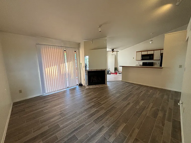 1714 W Park Wood Ln — Photo 2