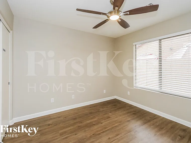 1610 E Desert Ln — Photo 13