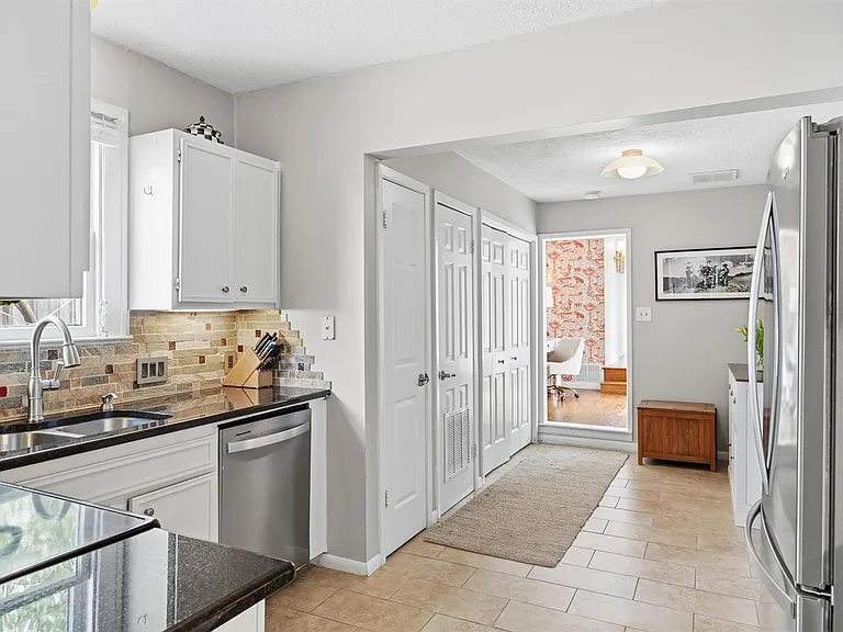 1507 Wethersfield Rd — Photo 14