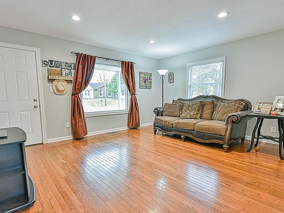 4th image of 370 S Cedar Dr
