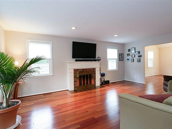 5th image of 801 E Lexington Ct