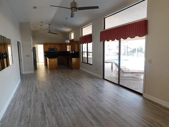 3rd image of 521 Crystal Lake Dr
