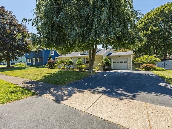 4th image of 40 Caroline Dr
