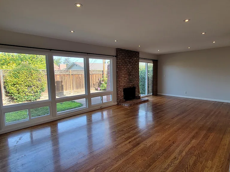 1013 Tulip Dr — Photo 5