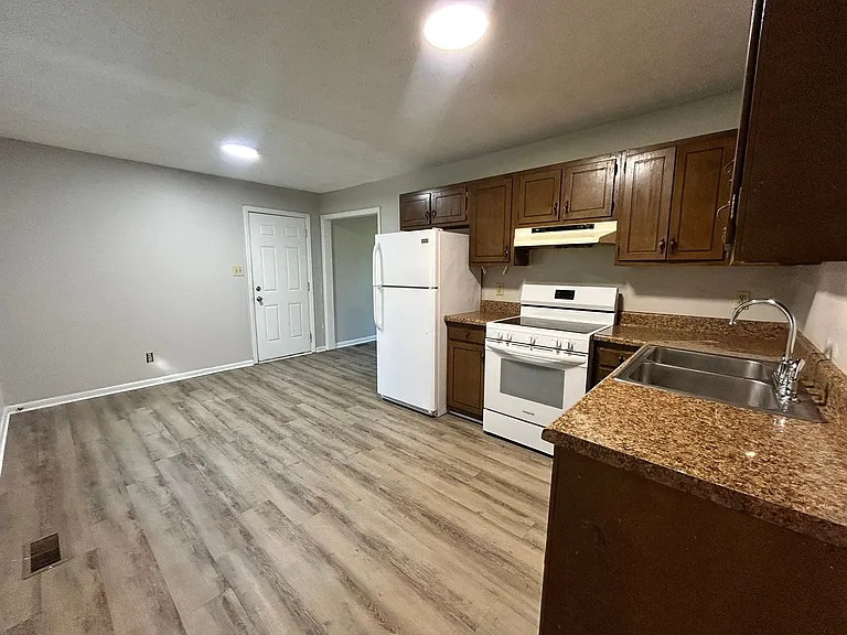 745 Rustland Dr — Photo 14