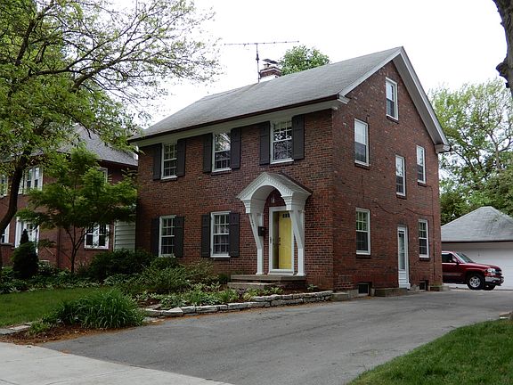 Front w/driveway & garage1