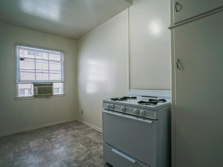 8551-8561 Holloway Dr — Photo 7