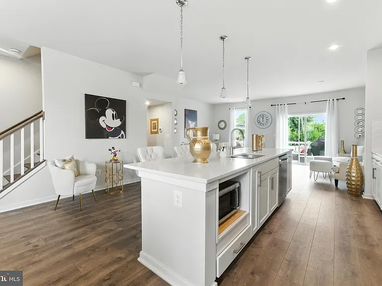 406 Honeyberry Ln — Photo 8