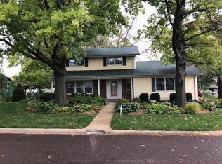 27 Rainbow Dr, Pekin, IL