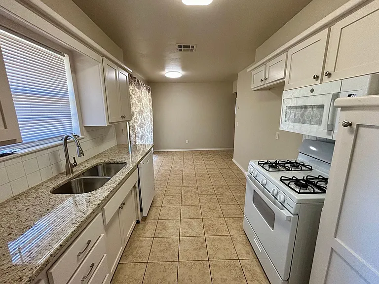 709 Sunset Dr — Photo 7