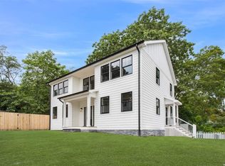 9 Willow Shade Ave, East Quogue, NY 11942