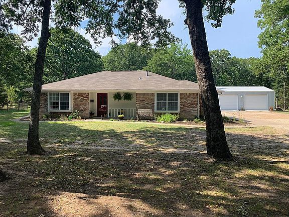 3rd image of 450 Oakwood Dr