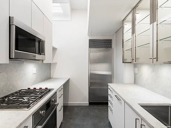 3rd image of 15 E 76th St APT 4