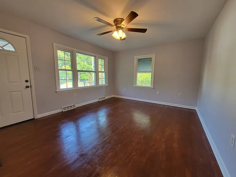 15704 Meridian Ave — Photo 10