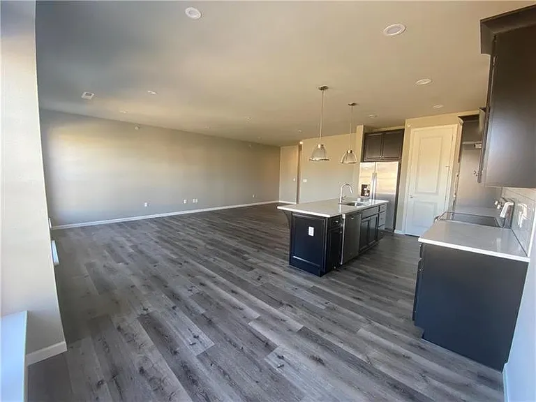 1439 Hastings Cres — Photo 6