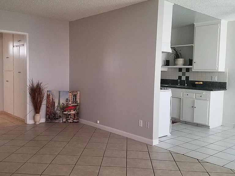 14015 Oxnard St — Photo 28