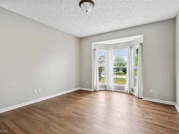 5th image of 39289 Arlington Dr