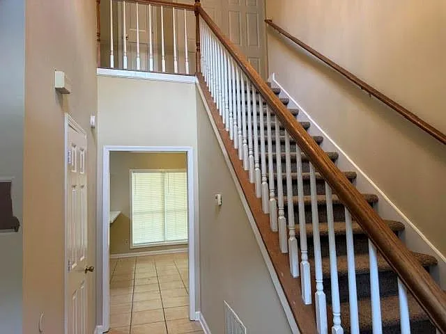 4 bed, 2.5 bath, 2726 sqft, $2,000 — Photo 2