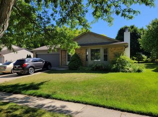 902 Fairway Trails Dr, Brighton, MI 48116