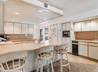 5077 SW Dawn St, Lake Oswego, OR 97035