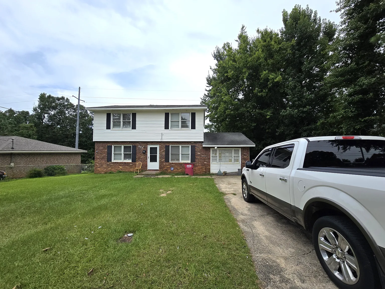3 bed, 1.5 bath, 1800 sqft, $1,400 — Photo 2