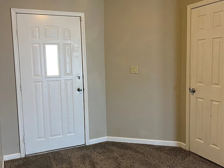 1105 W Fredericksburg St — Photo 2