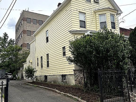 3rd image of 11 Reid St