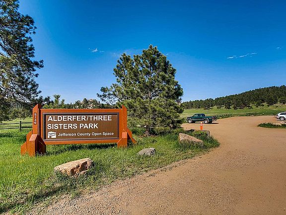 Walk to Three Sisters Park