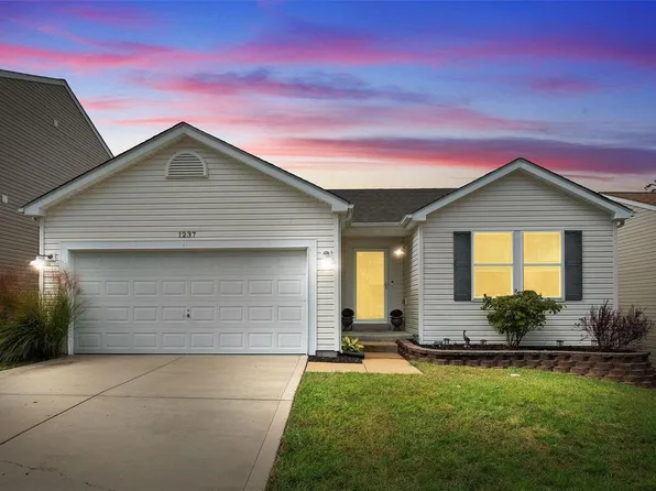 1237 Oakholt Ct, Herculaneum, MO 63048